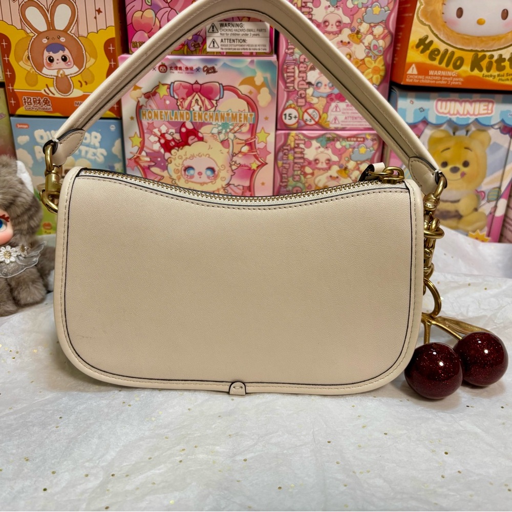 Beautiful Coach Limited Edition Swinger Bag 
PLUS Coach Cherries Keychain!🍒 - Picture 6 of 16